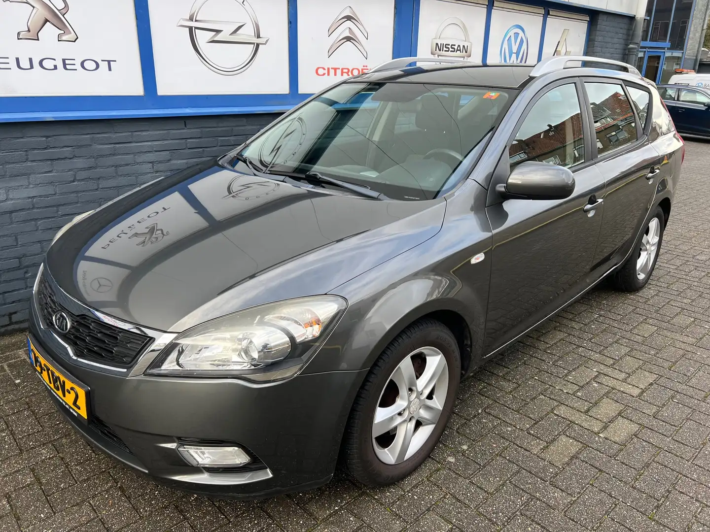 Kia Ceed / cee'd Sporty Wagon 1.4 CVVT Navigator Plus Pack 2012 445 Grau - 2