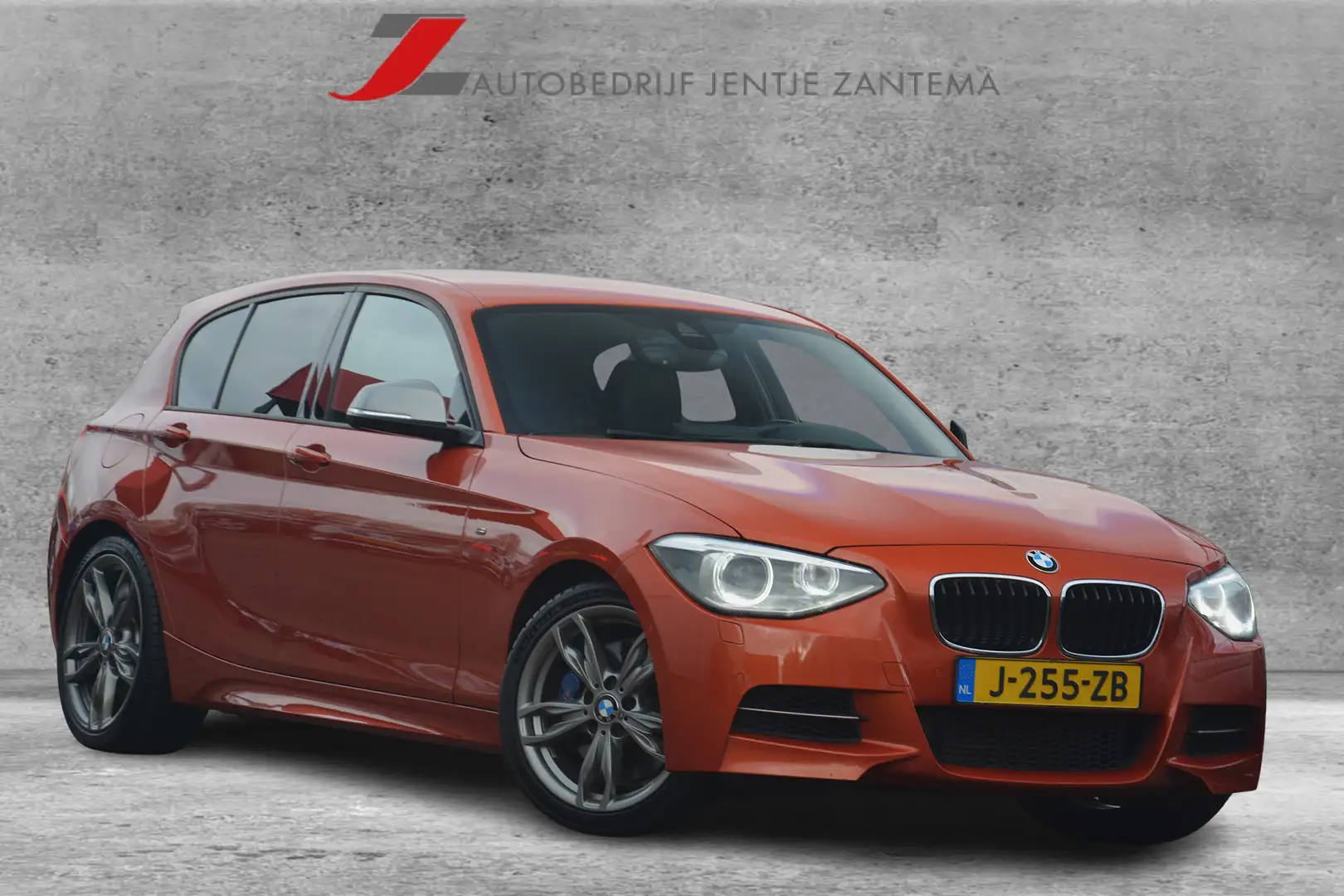 BMW 135 1-serie M135i RWD High Executive | Navigatie (Prof Oranje - 1