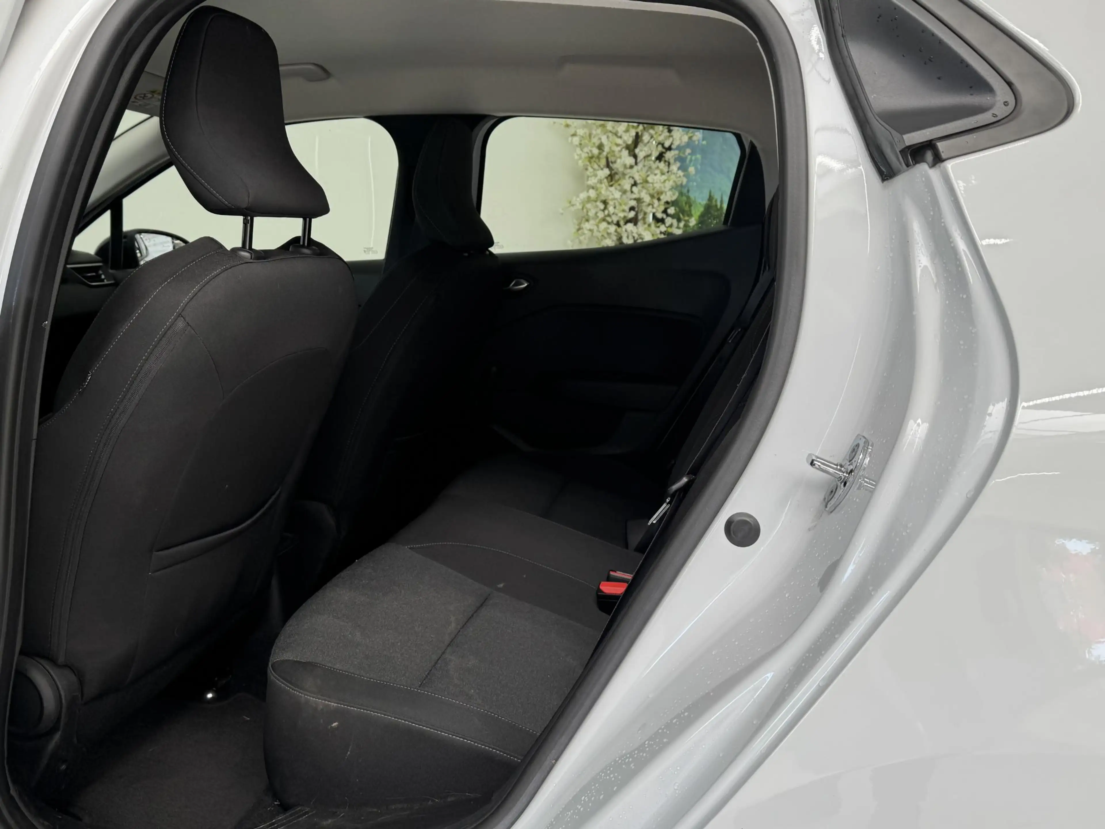 Renault Clio 1.6 E-Tech Hybrid 145 Equilibre | Apple CarPlay / — photo 31