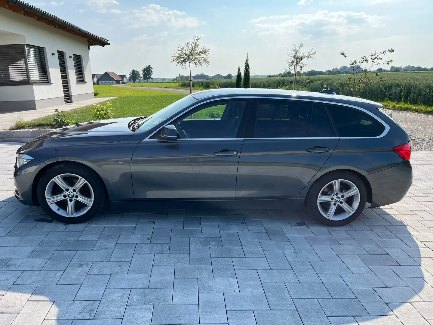 BMW 320 320d EffDyn. AHK / Sportsitze / Sportlenkrad / 17" Grau - 2