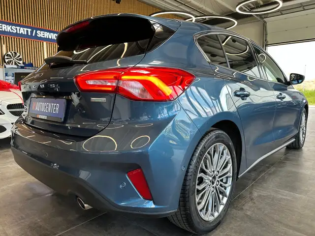 Ford Focus view 2