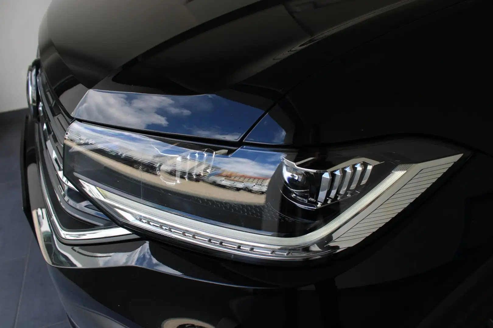 Volkswagen T-Cross Life TSI Schwarz - 2