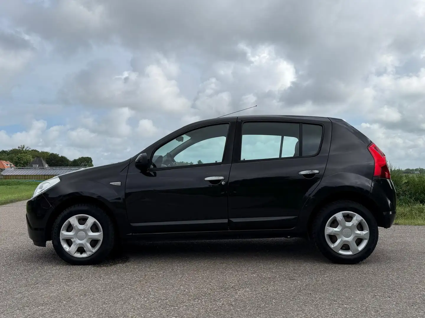 Dacia Sandero 1.2 Lauréate Airco 2e Eigenaar Elektrisch pakket N Zwart - 2