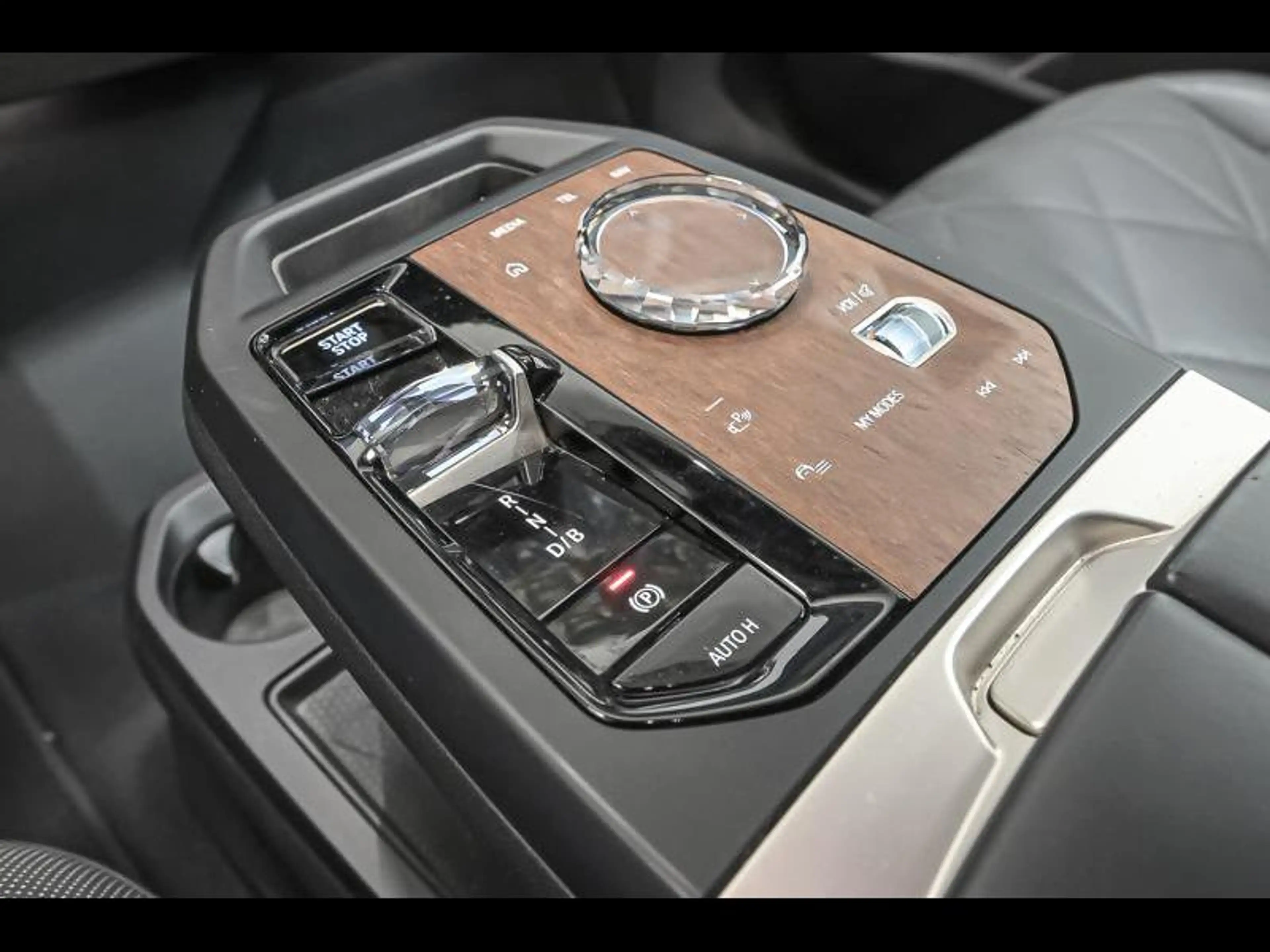 BMW iX xDrive40 - Sport|PanoLounge|360CAm|H&K — photo 9