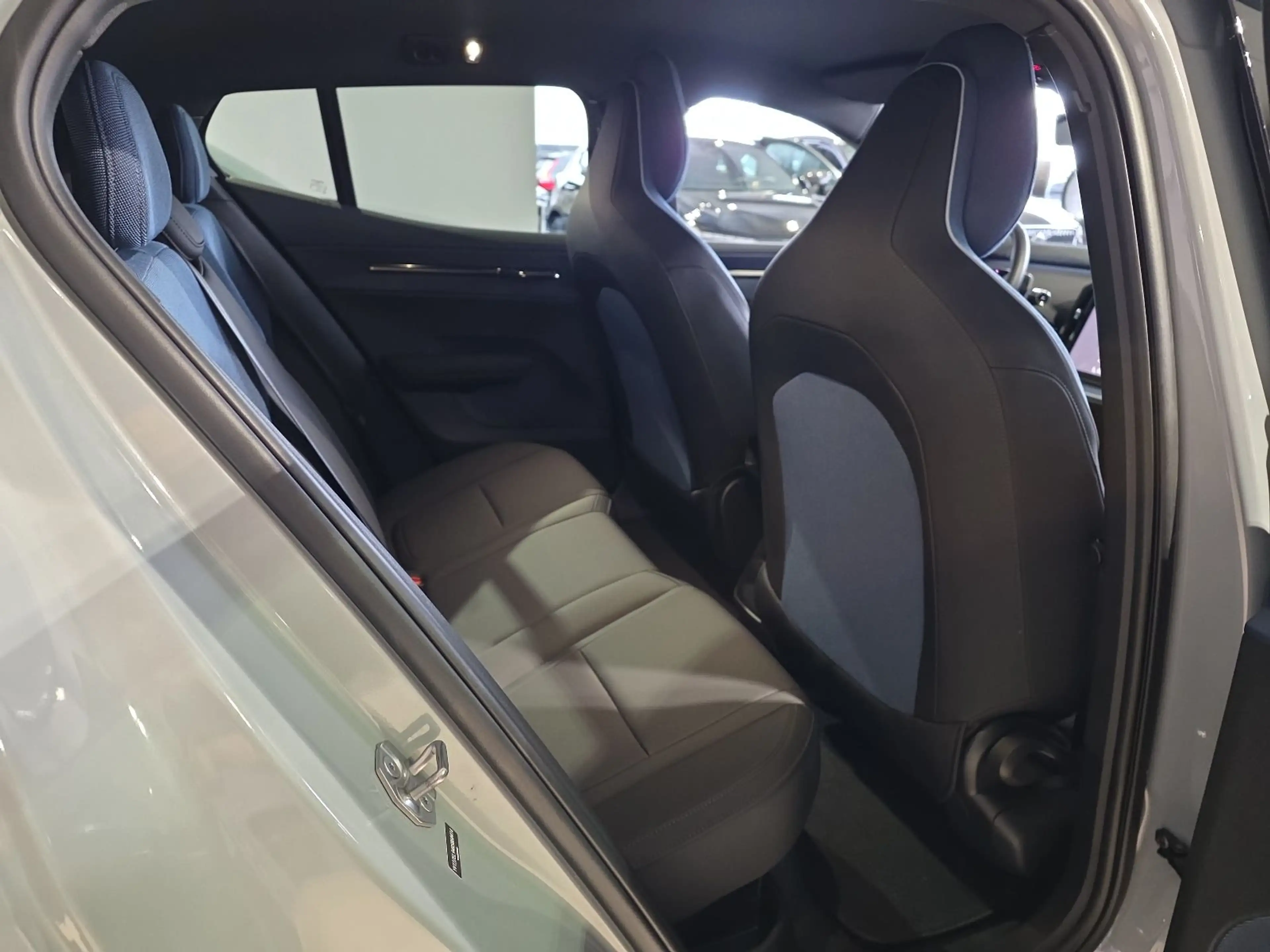Volvo EX30 Core Extended Range ACC BLIS WinterPaket — photo 13