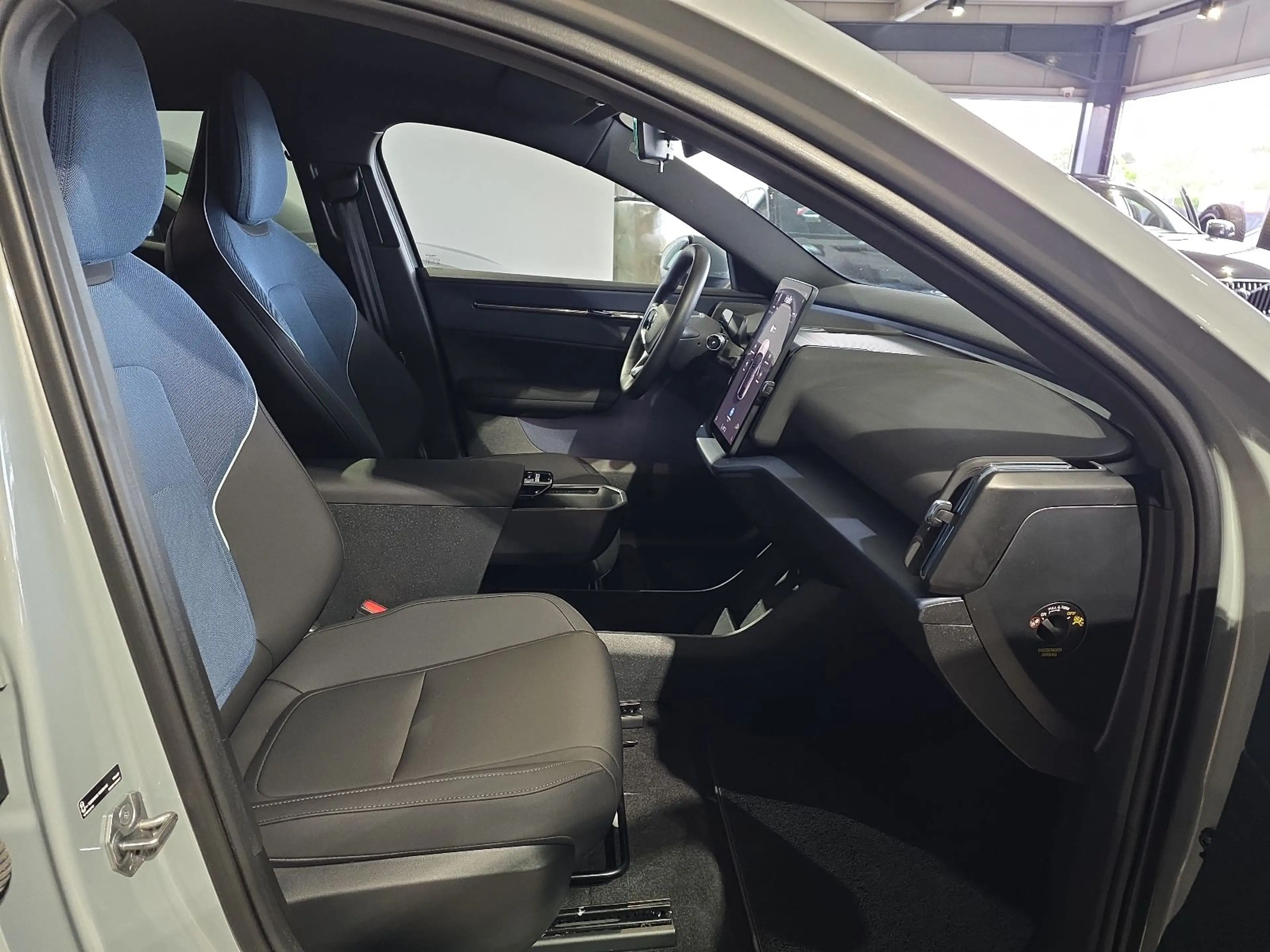 Volvo EX30 Core Extended Range ACC BLIS WinterPaket — photo 11