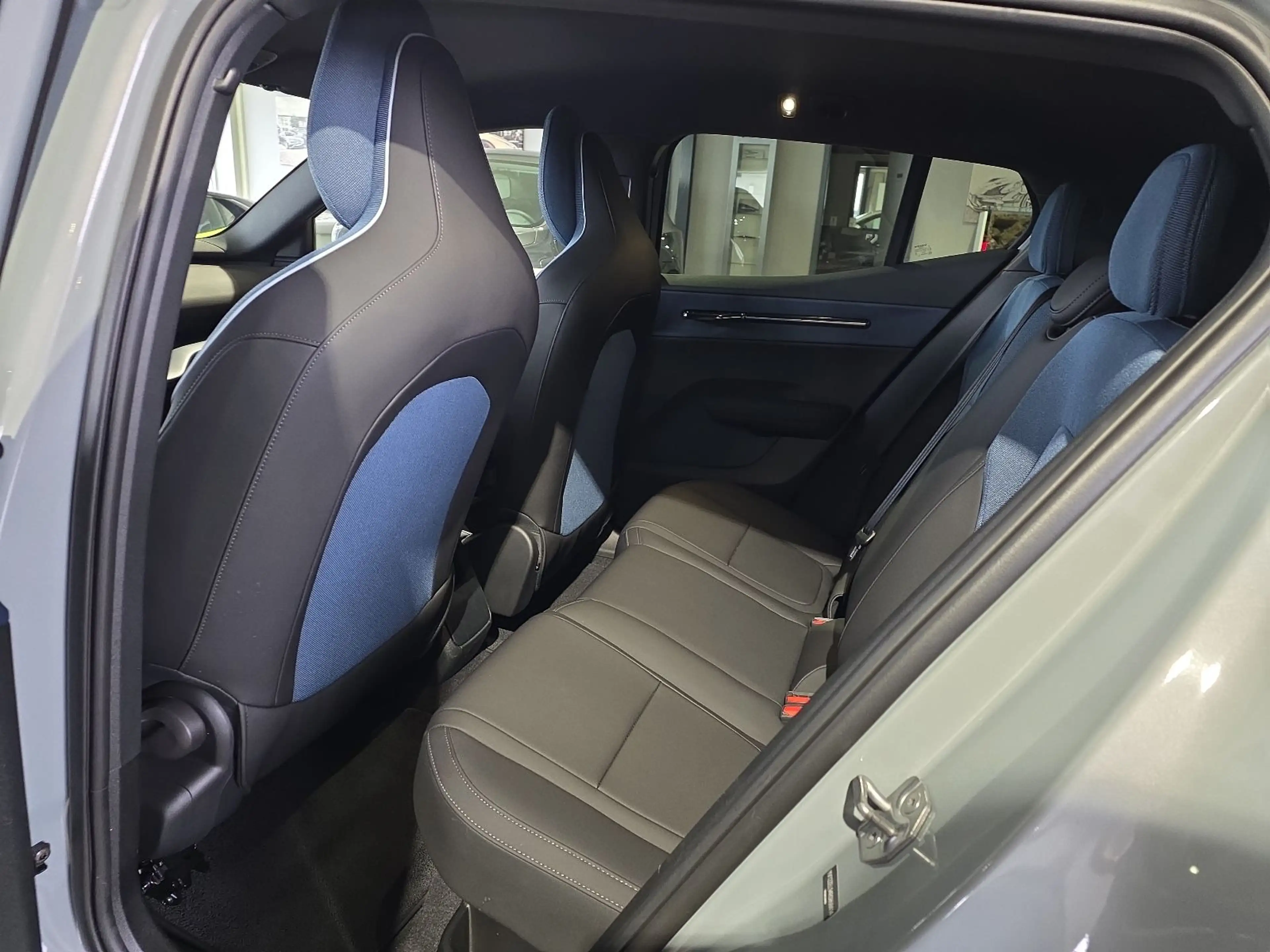 Volvo EX30 Core Extended Range ACC BLIS WinterPaket — photo 15