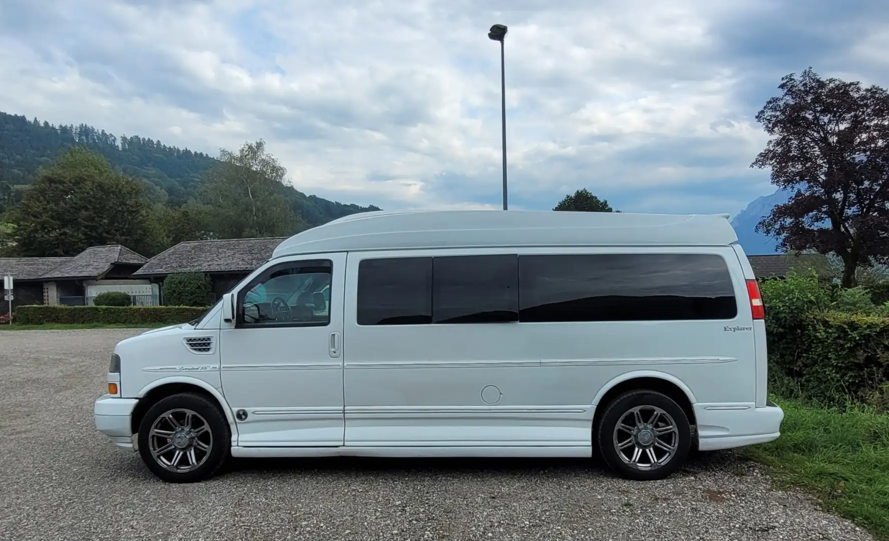 Chevrolet Express Explorer 6,0L V8 9 Sitzer Long Version Weiß - 1