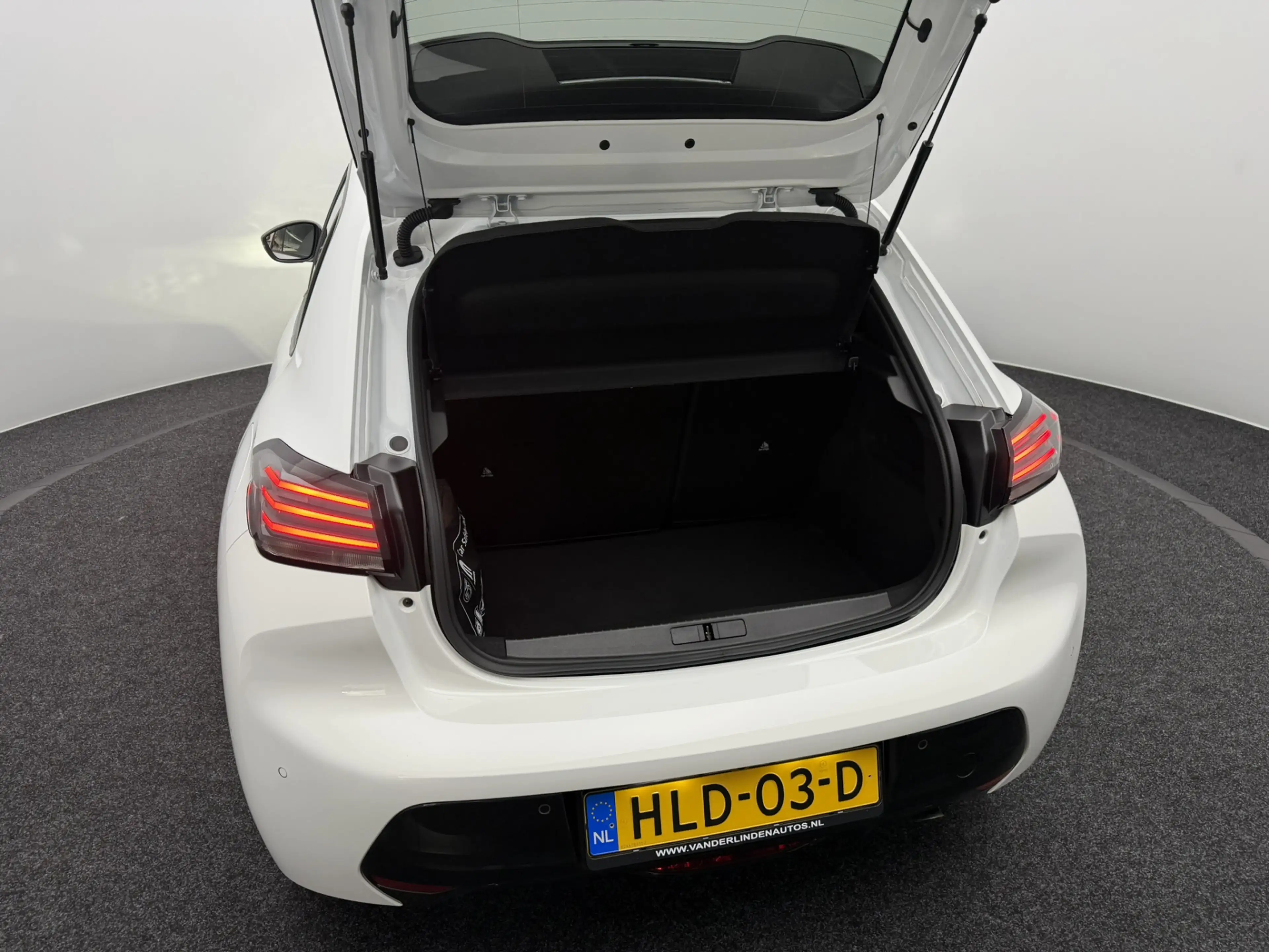 Peugeot 208 1.2 Hybrid 110 e-DCS6 Allure | 360° Camera | Full- — photo 29