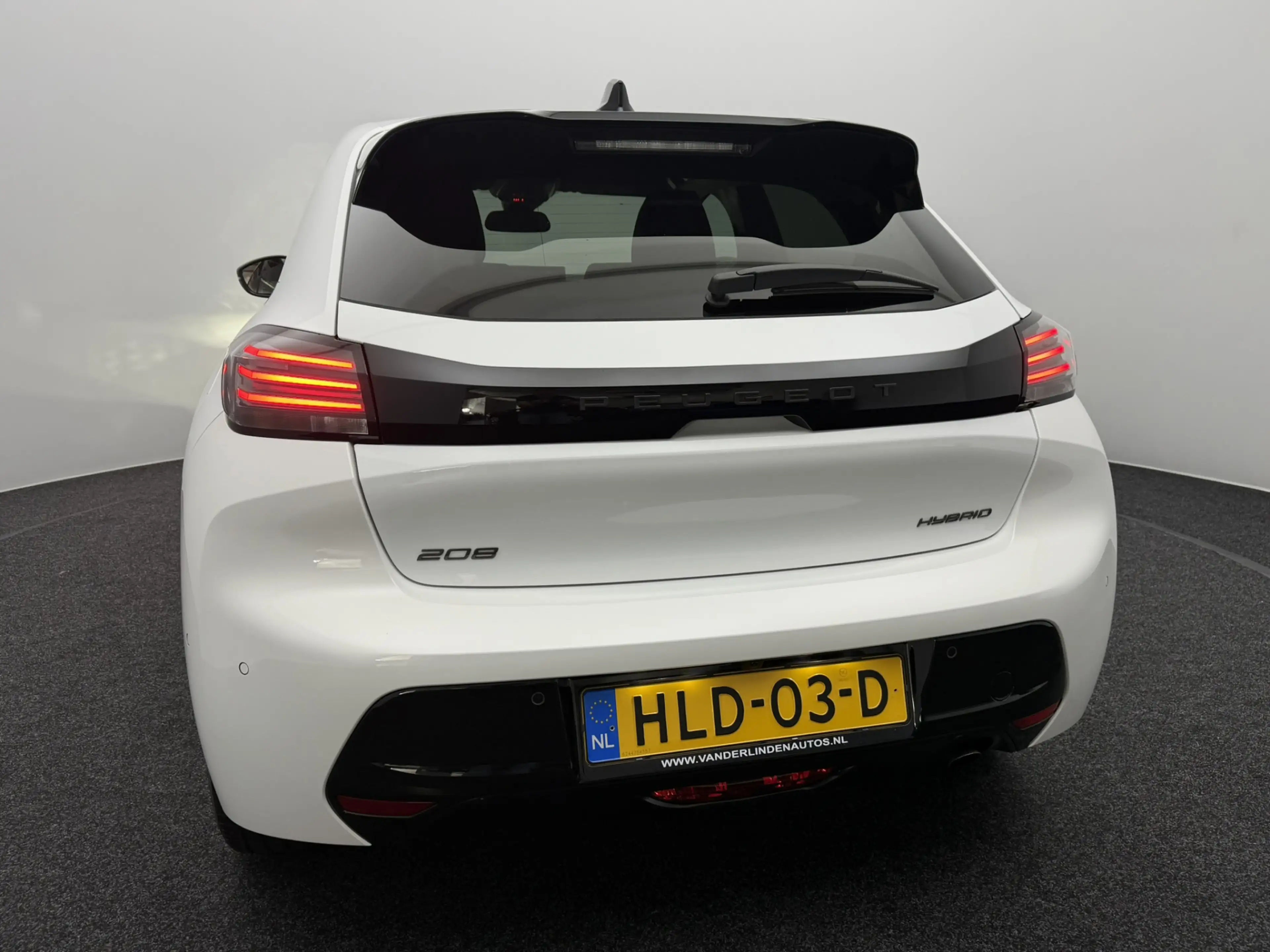 Peugeot 208 1.2 Hybrid 110 e-DCS6 Allure | 360° Camera | Full- — photo 30