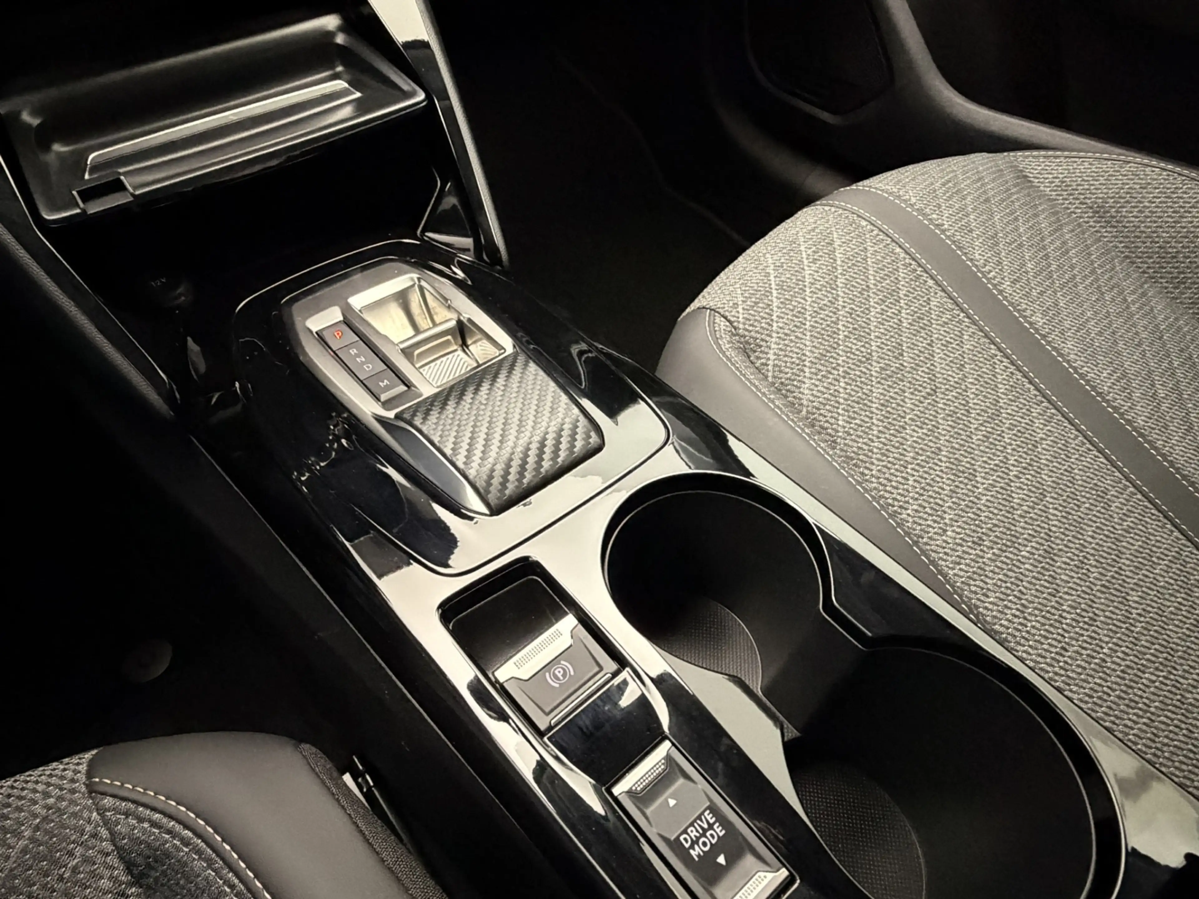 Peugeot 208 1.2 Hybrid 110 e-DCS6 Allure | 360° Camera | Full- — photo 13