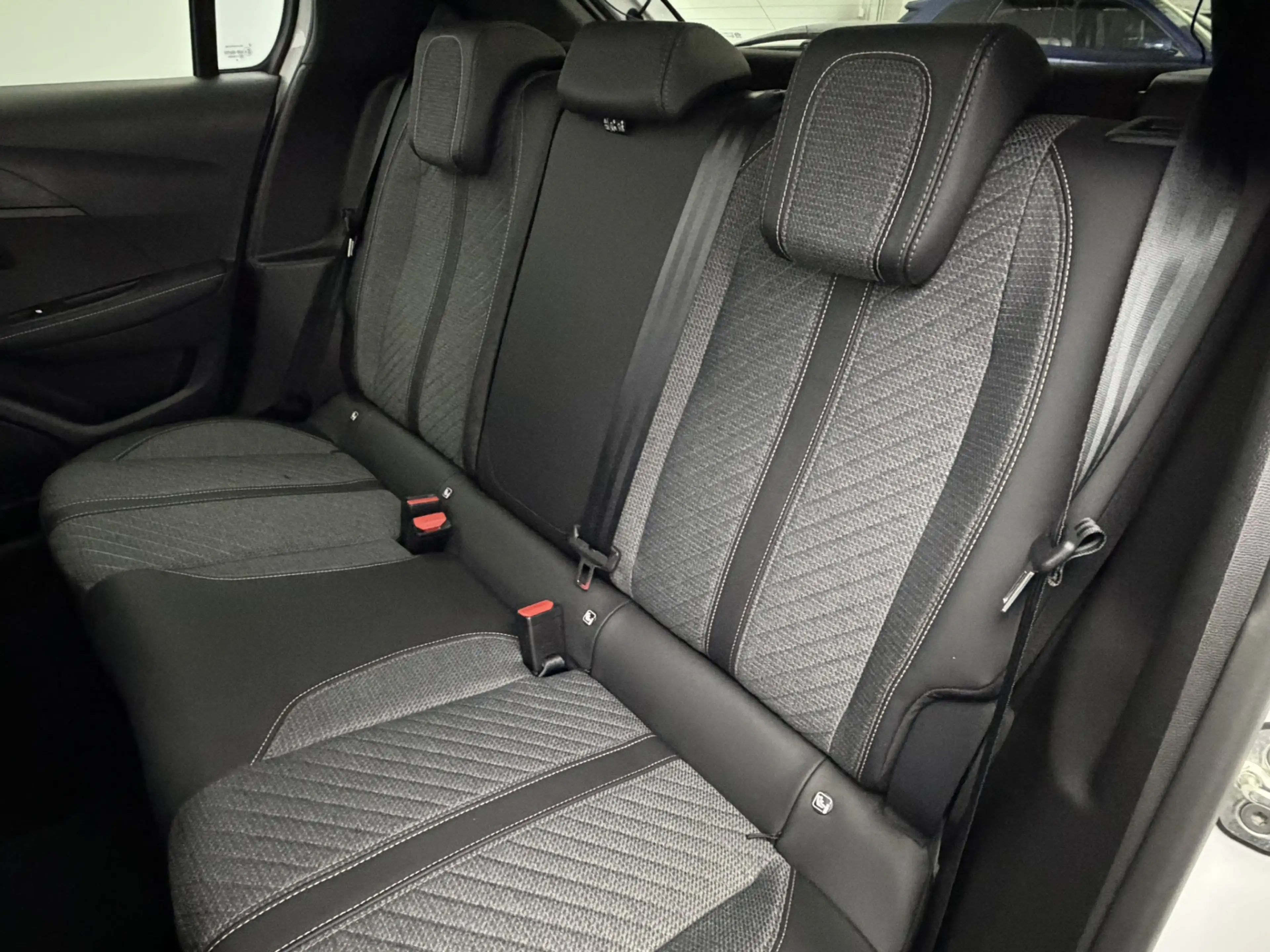 Peugeot 208 1.2 Hybrid 110 e-DCS6 Allure | 360° Camera | Full- — photo 28