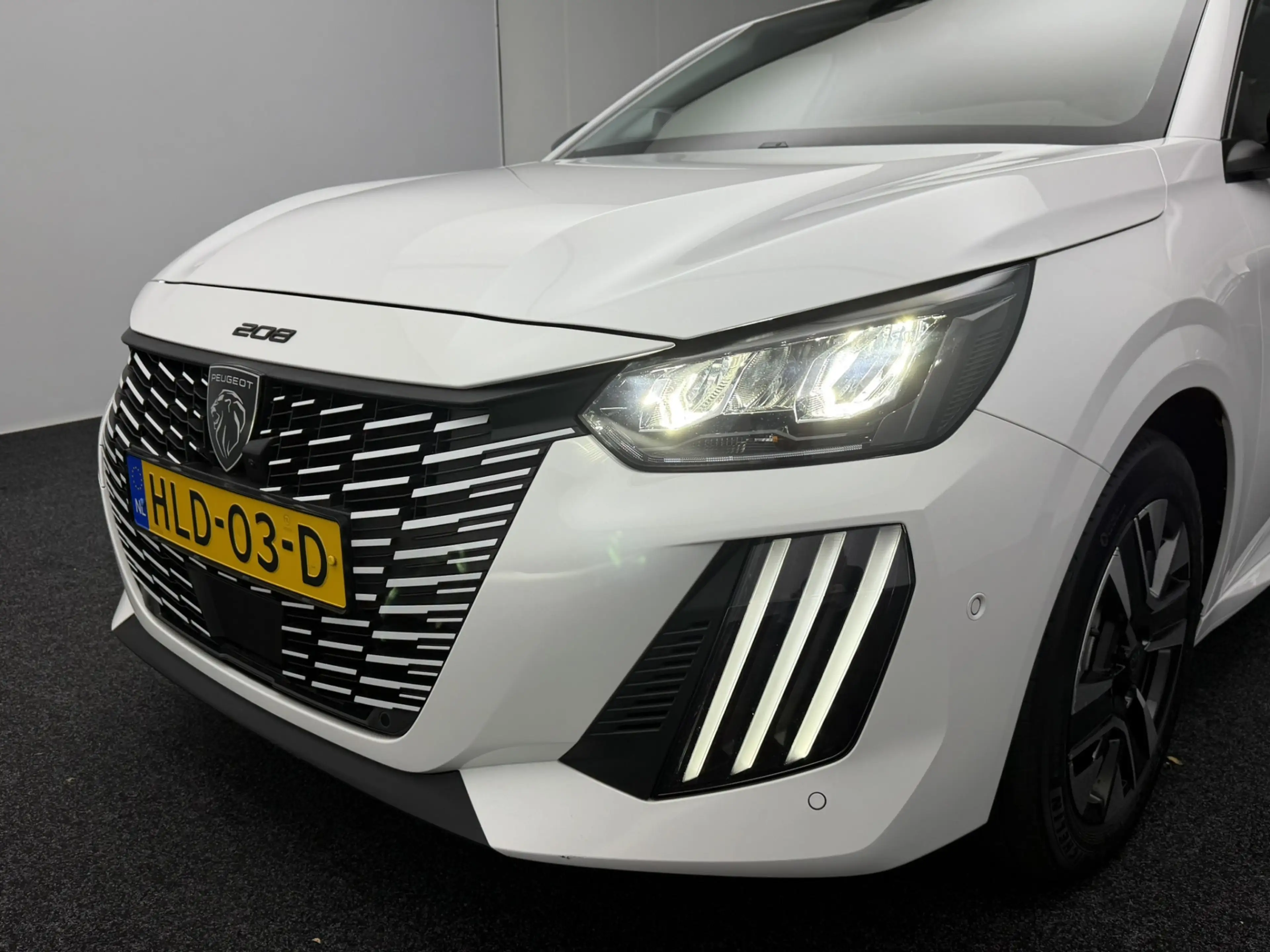 Peugeot 208 1.2 Hybrid 110 e-DCS6 Allure | 360° Camera | Full- — photo 3