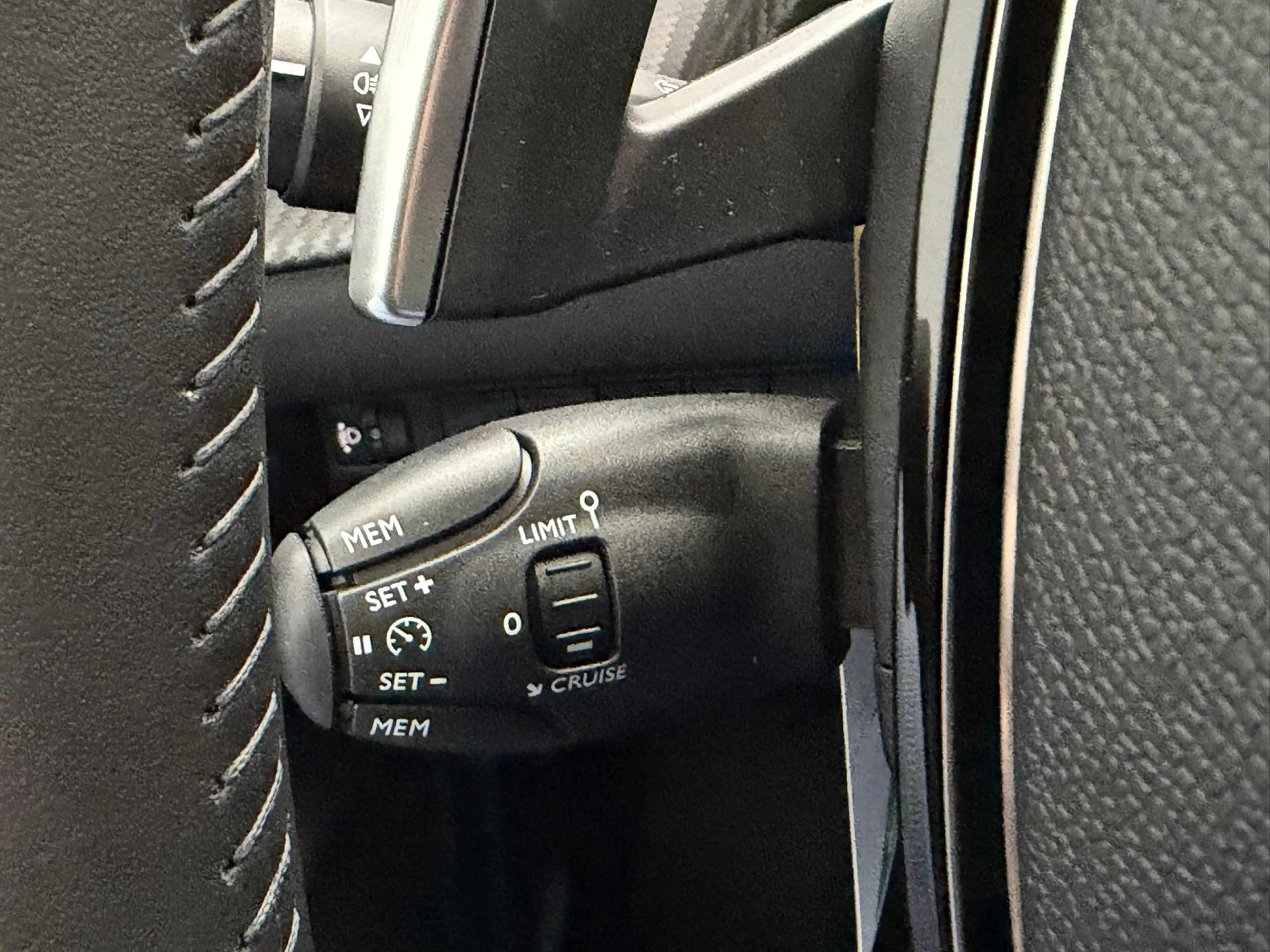 Peugeot 208 1.2 Hybrid 110 e-DCS6 Allure | 360° Camera | Full- — photo 18