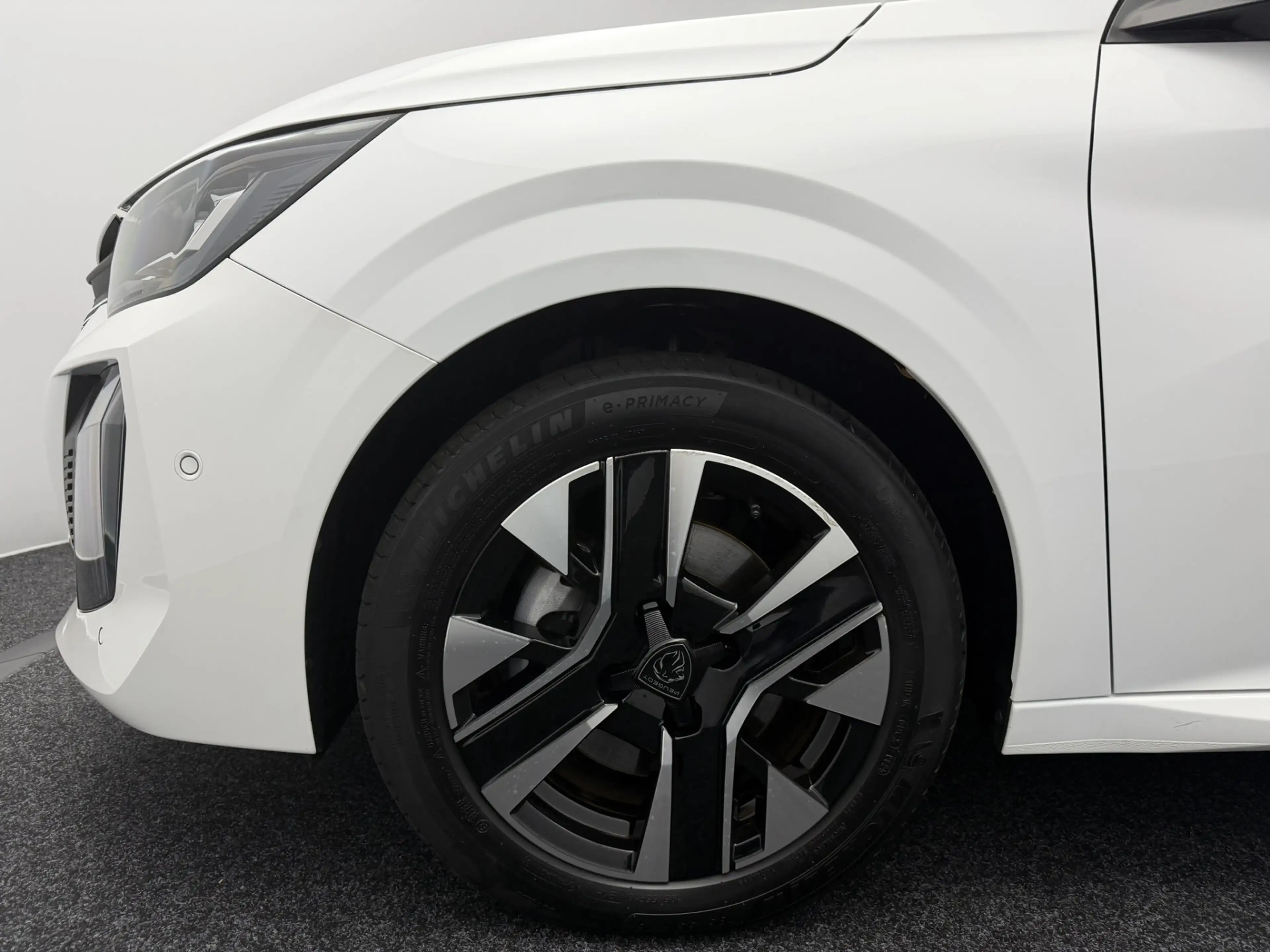Peugeot 208 1.2 Hybrid 110 e-DCS6 Allure | 360° Camera | Full- — photo 23