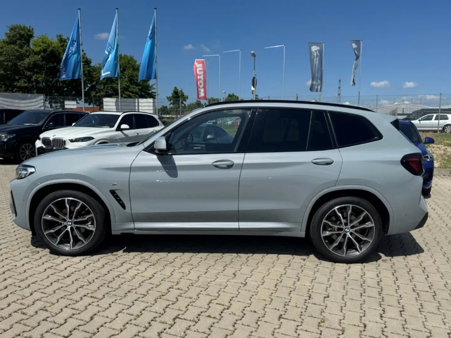 BMW X3 xDrive 20i A M-Sport 20'' HUD AHK Navi ACC eSitze Grau - 2