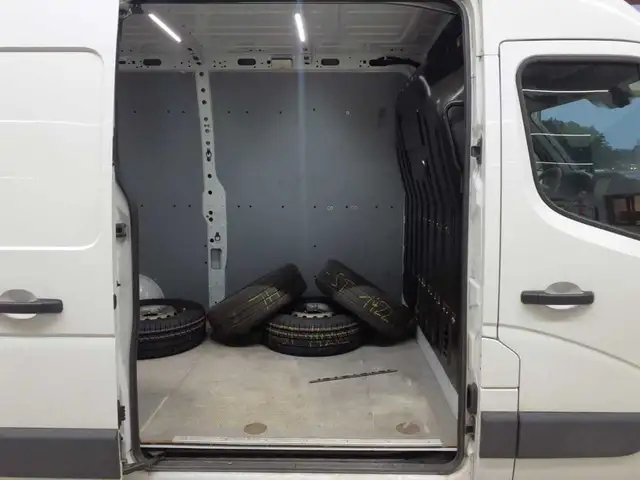Opel Movano view 13