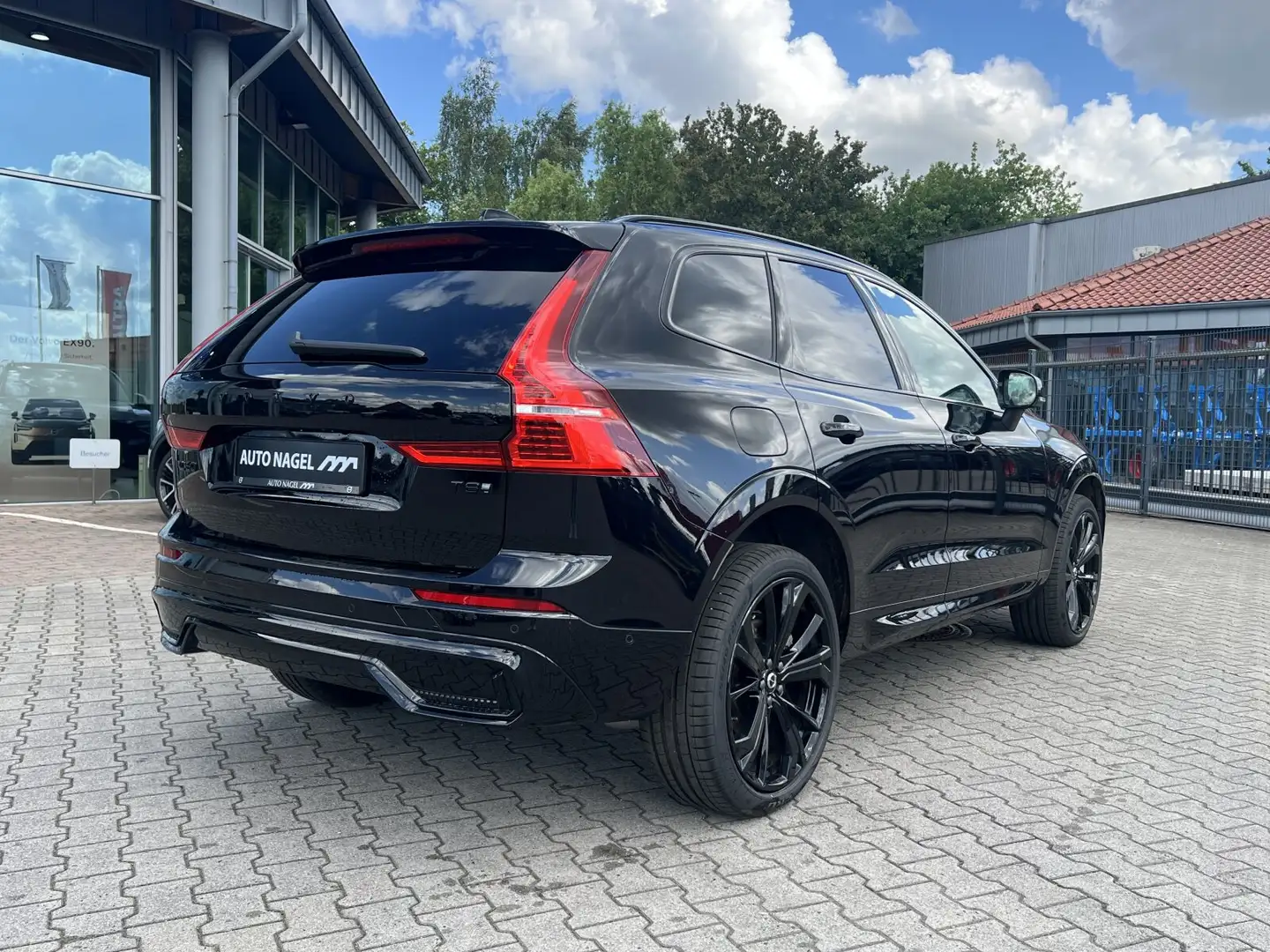 Volvo XC60 XC60 Recharge T8 Plus Black Edition LUFT|AHK|B&W Zwart - 2