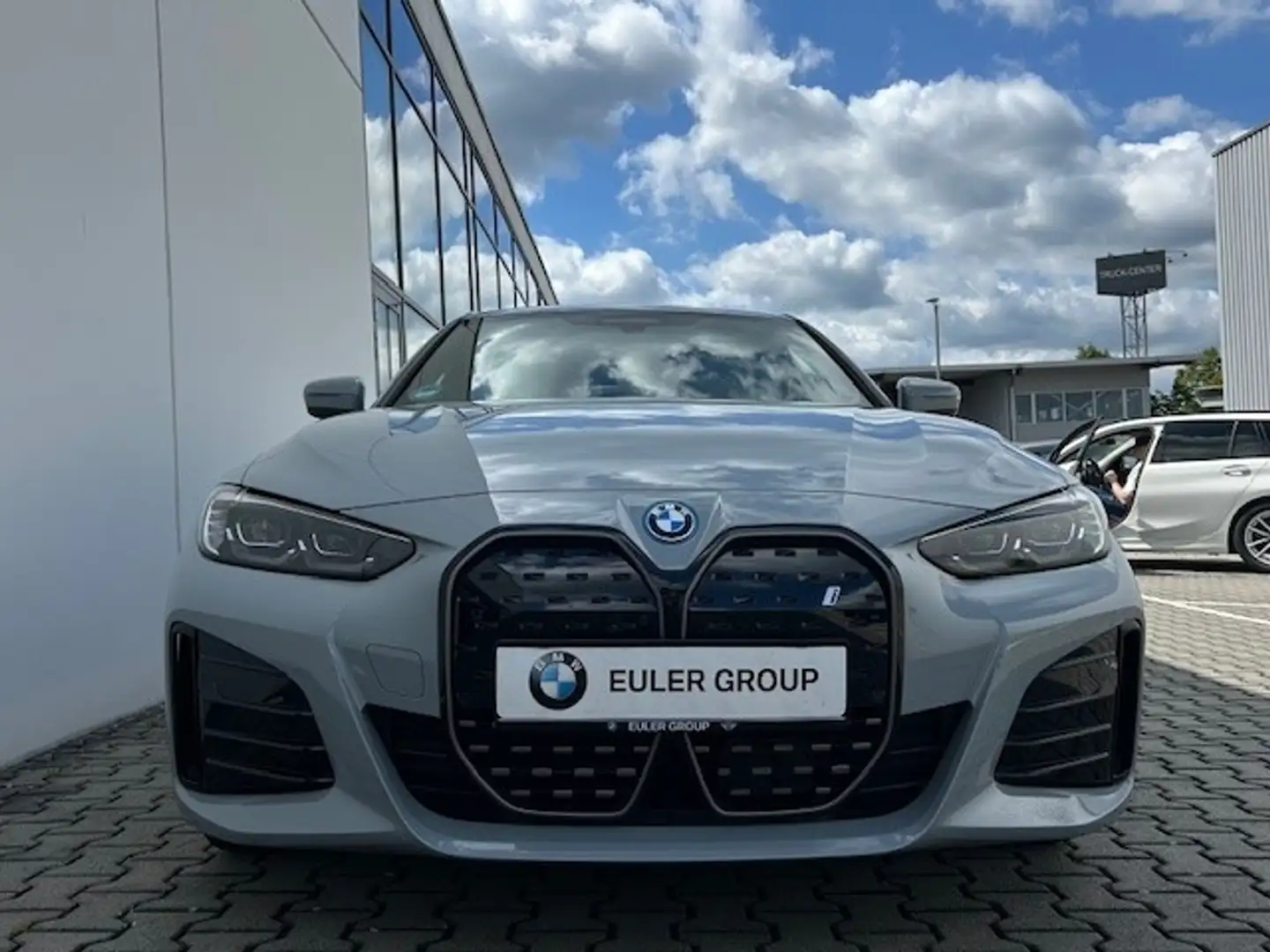 BMW i4 eDrive40 M-Sport Sommer18'' ICONIC Hifi ParkAss+ 3 Grijs - 2