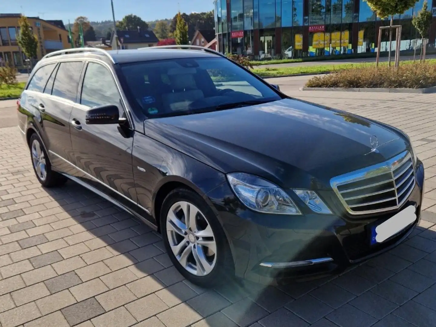Mercedes-Benz E 200 E 200 T CGI BlueEFFICIENCY 7G-TRONIC Avantgarde Schwarz - 1