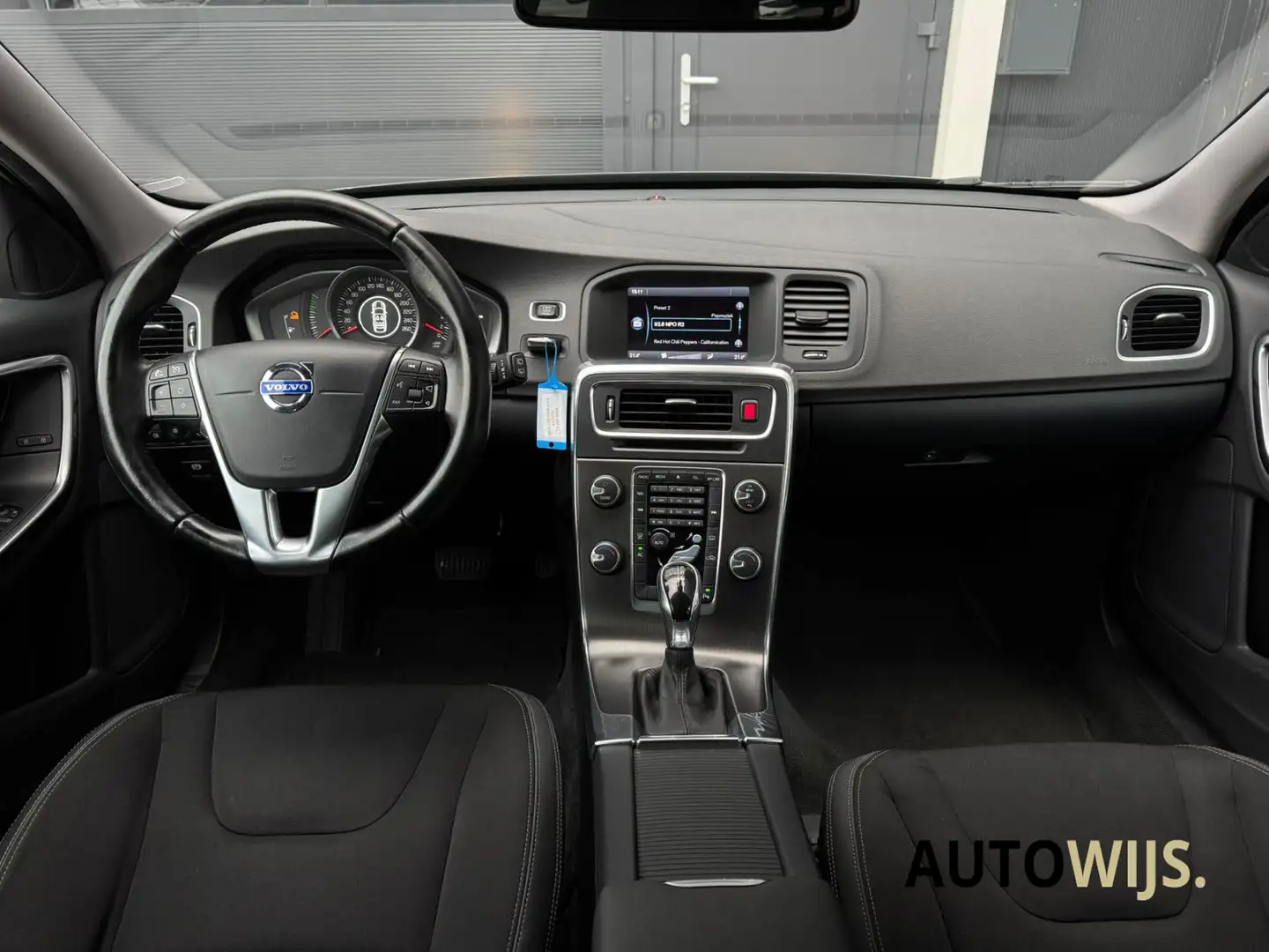 Volvo V60 1.6 T3 Momentum|AUT|NL AUTO|NAVI|PDC|GOED ONDERHOU Gris - 2