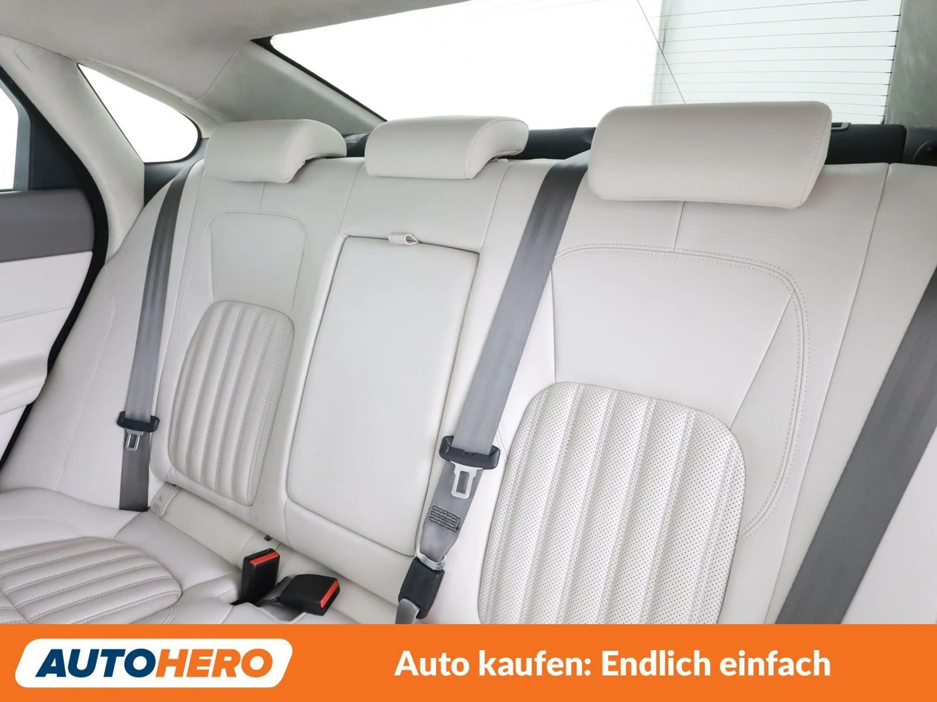 Jaguar XF 20d Portfolio AWD — photo 14