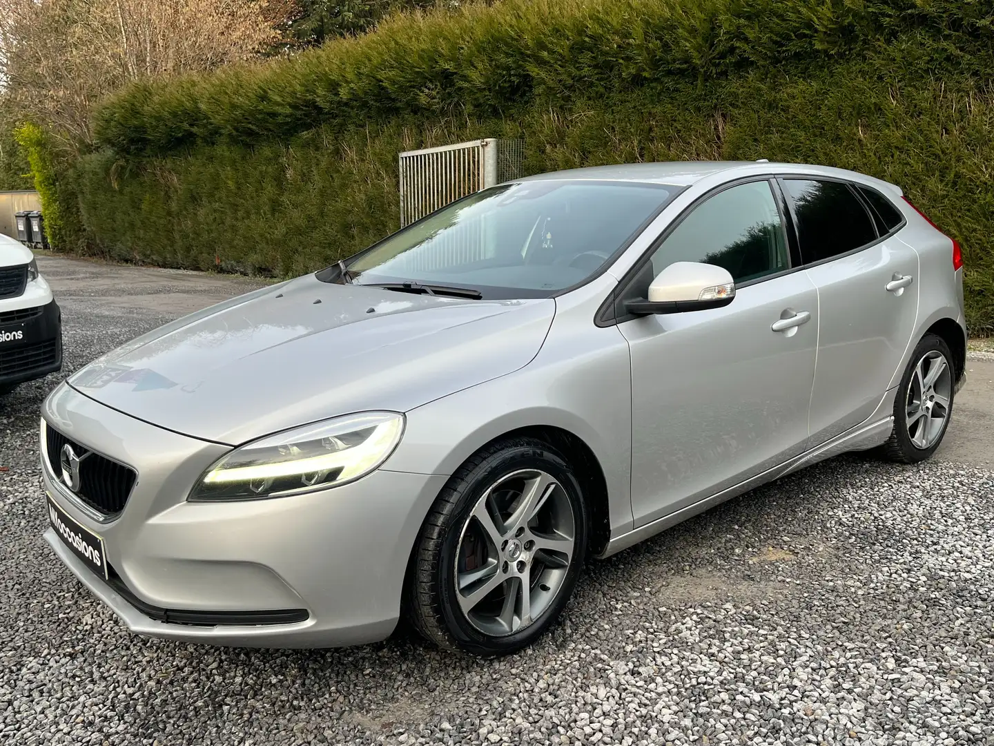 Volvo V40 1.5 T2 Eco Momentum Geartronic - EURO 6 d - A VOIR Gris - 1