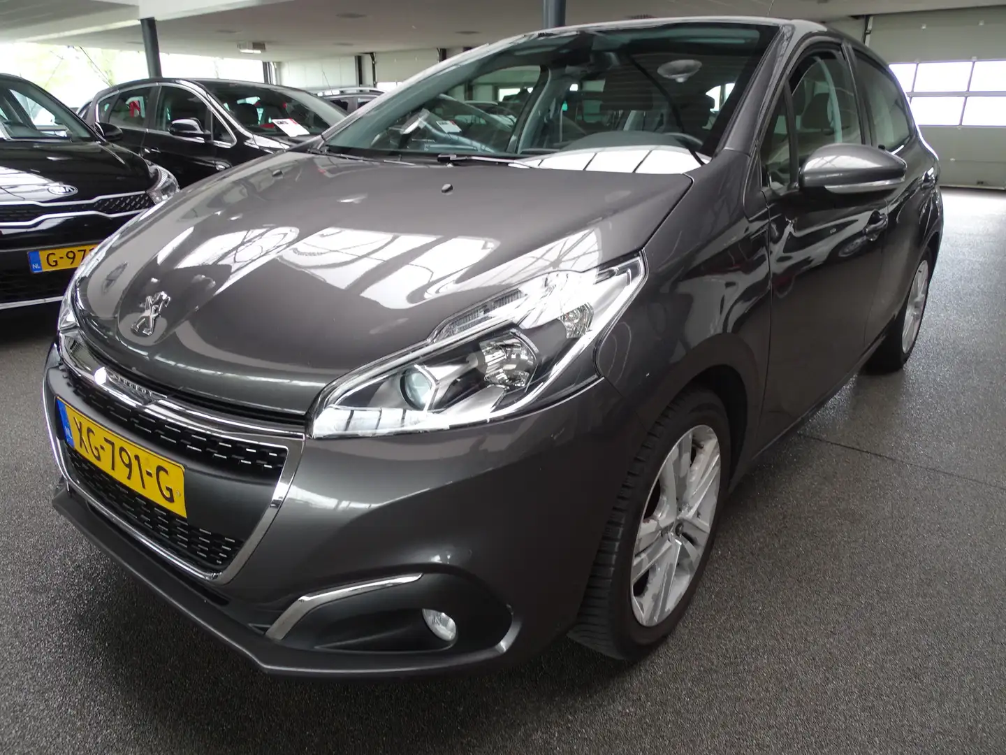 Peugeot 208 1.2 PureTech Signature Incl. Nieuwe Distributierie Grijs - 1