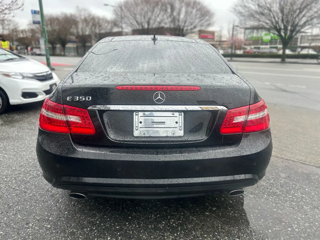 Mercedes-Benz E-Class снимка Mercedes-Benz E-Class