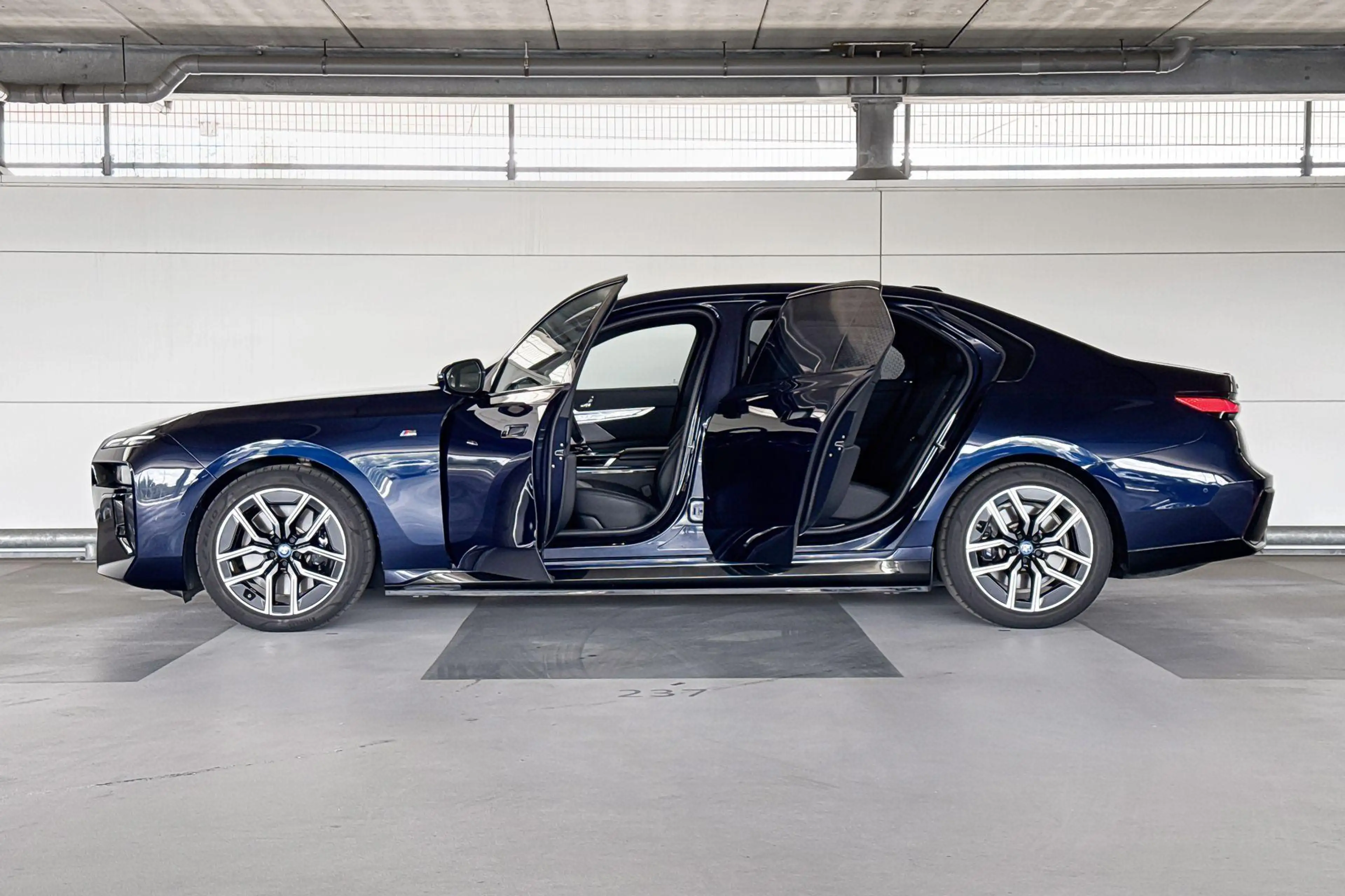 BMW i7 xDrive60 106 kWh M-Sport — photo 3