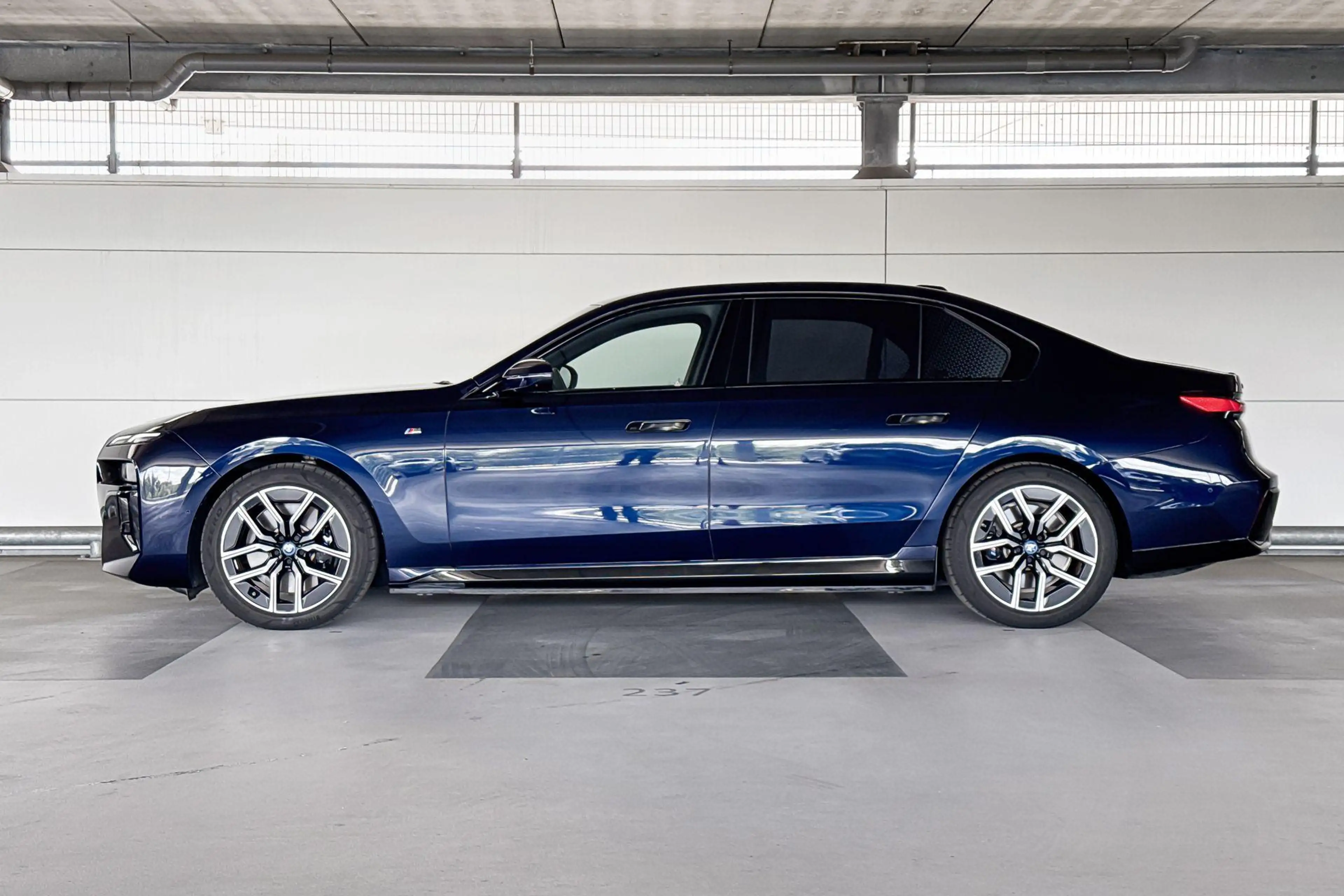 BMW i7 xDrive60 106 kWh M-Sport — photo 2