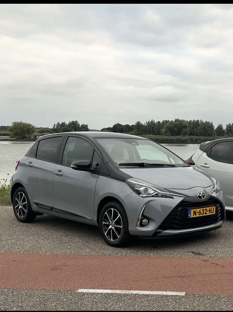 Toyota Yaris Yaris 1.5 VVT-i Dynamic Grijs - 1
