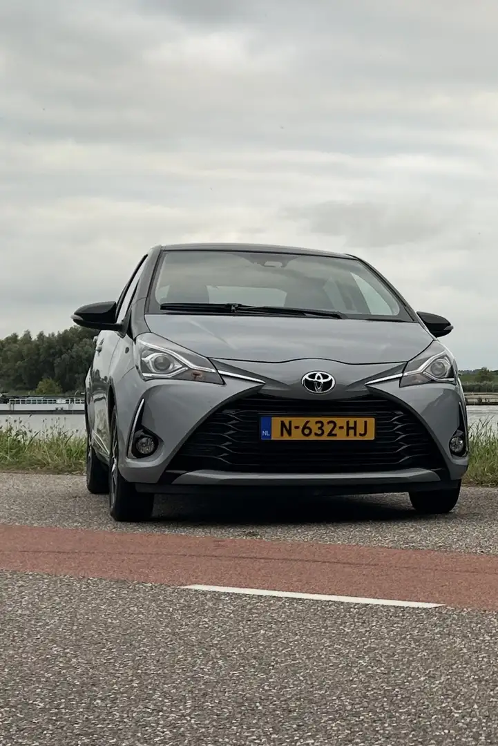 Toyota Yaris Yaris 1.5 VVT-i Dynamic Grijs - 2