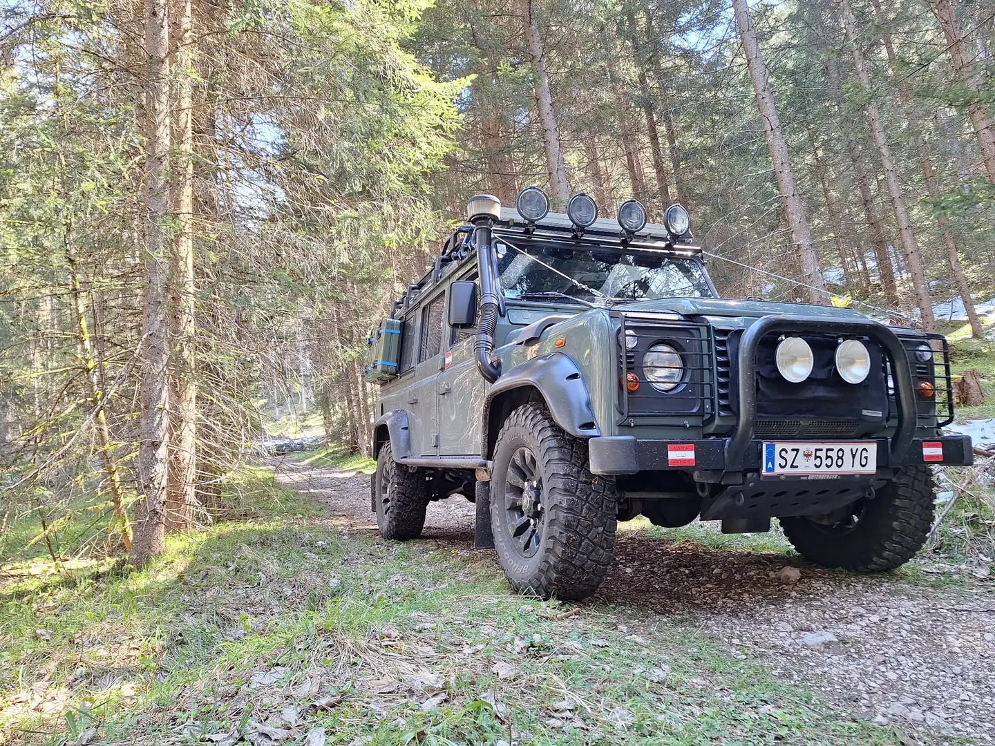 Land Rover Defender 110" Station Wagon S 2,4 TD - 1