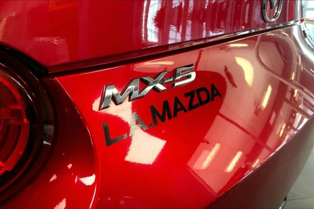 Mazda MX-5 Miata снимка Mazda MX-5 Miata