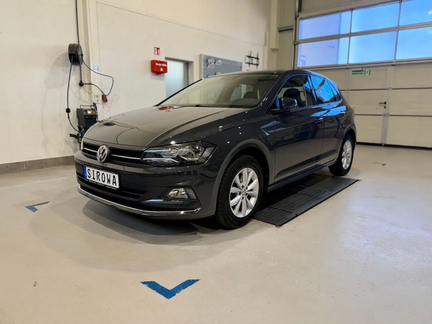 Volkswagen Polo VI Highline Grijs - 1