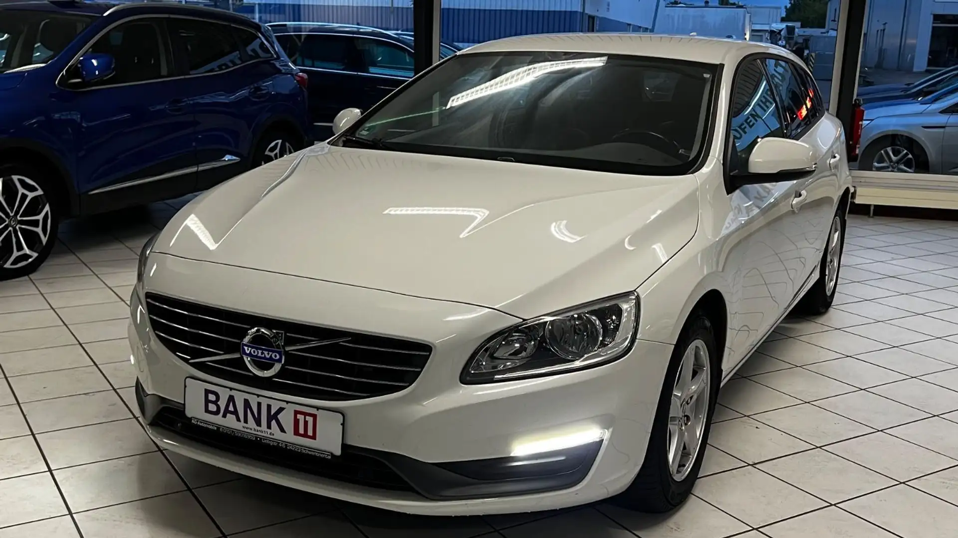 Volvo V60 Kombi Kinetic TÜV&AU neu&Garantie Weiß - 2
