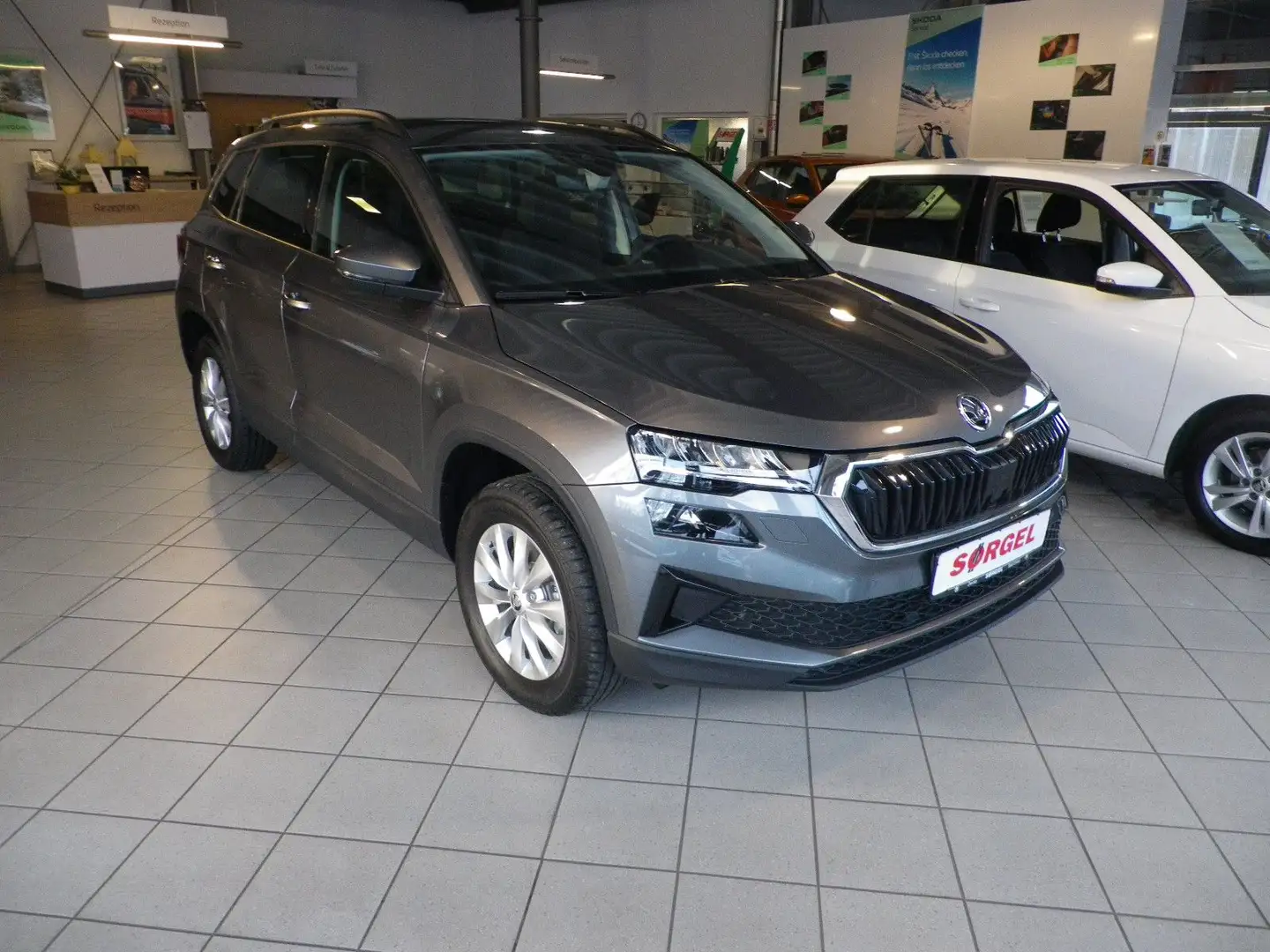 Skoda Karoq SELECTION 1.5TSI 110kW 150PS DSG Grau - 1