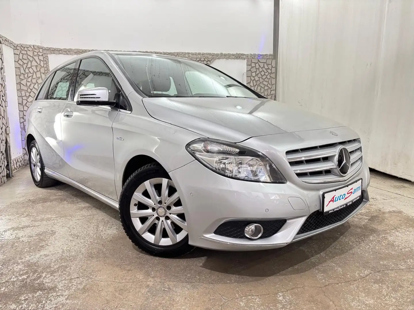 Mercedes-Benz B 180 AUTOMATIK NAVI EINPARKHILFE TEMPO TÜV NEU Argent - 1