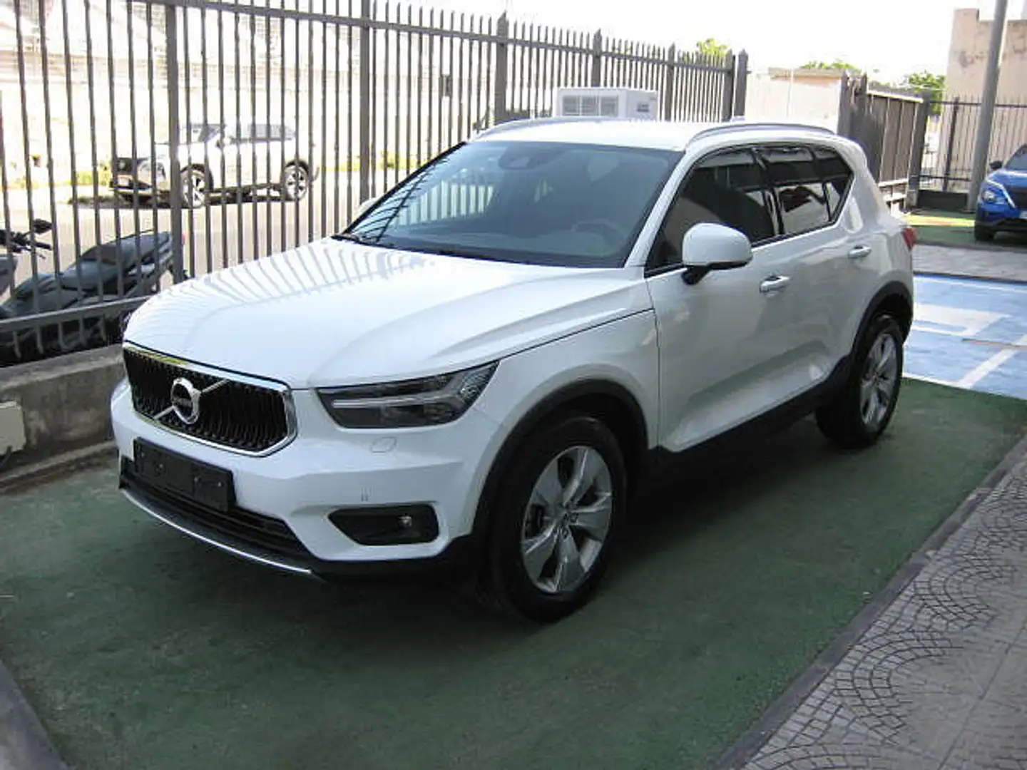 Volvo XC40 Momentum Advanced, D3 AWD diesel aut, 150 hp/320 N Blanco - 2