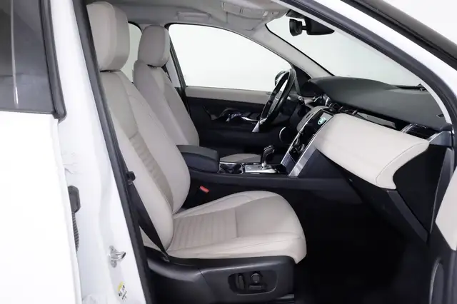 Land Rover Discovery Sport view 3