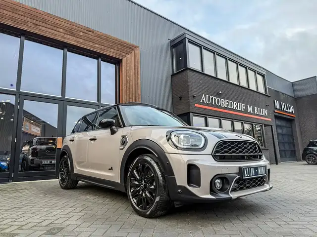 MINI Cooper SE Countryman Mini ALL4 MINI Yours Rooftopgrey aut 220pk/Pano/Hk