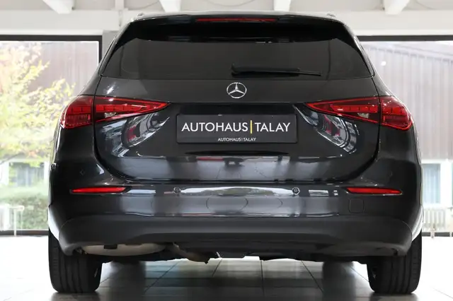 Mercedes-Benz C-Class view 4