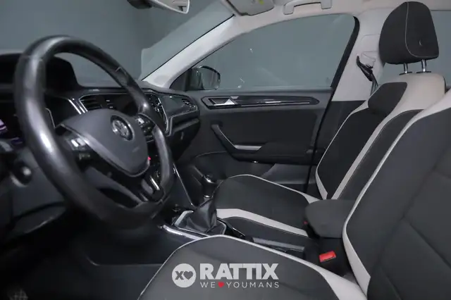 Volkswagen T-Roc view 8