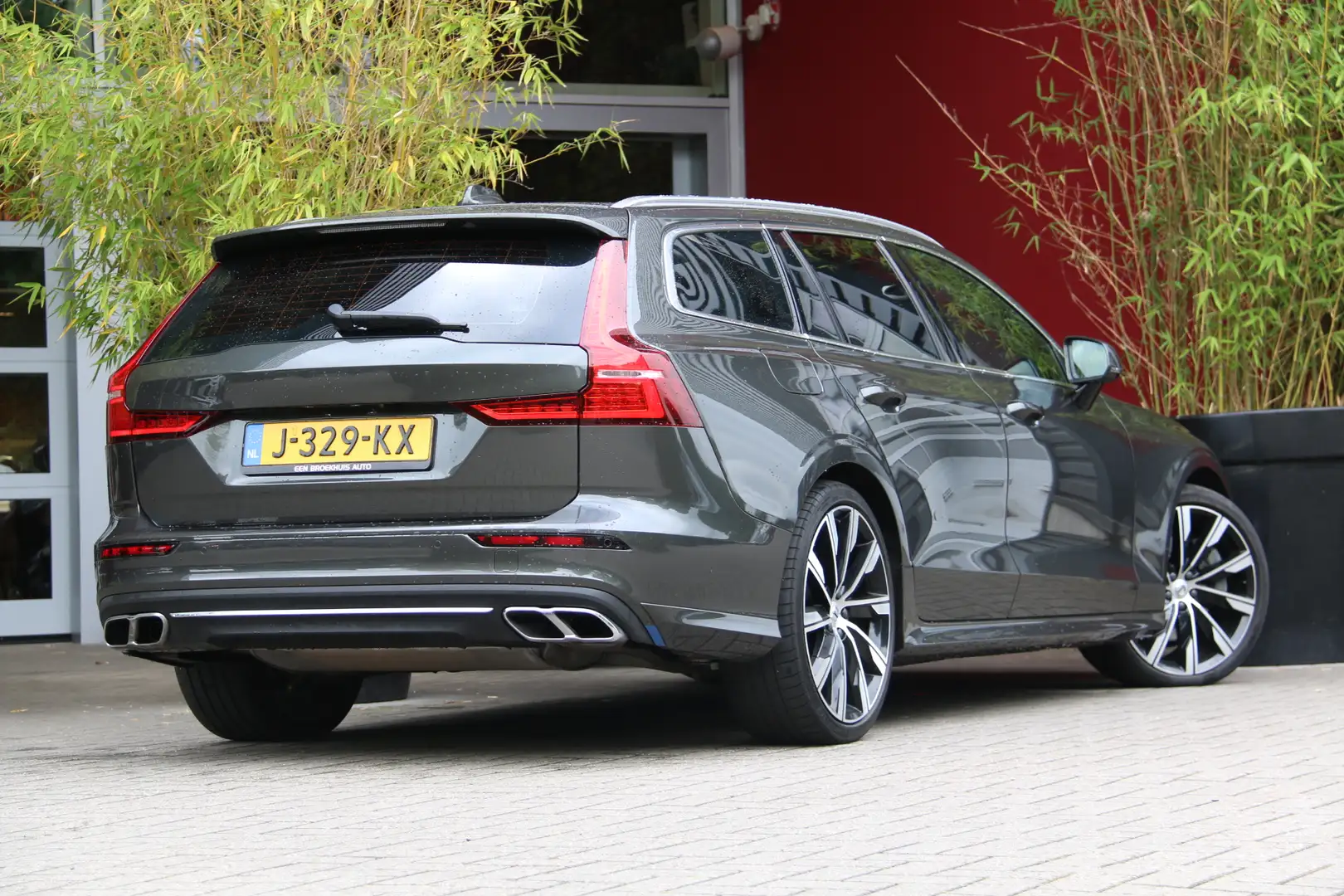 Volvo V60 2.0 T6 Twin Engine AWD Inscription | Massage | Sto Grijs - 2