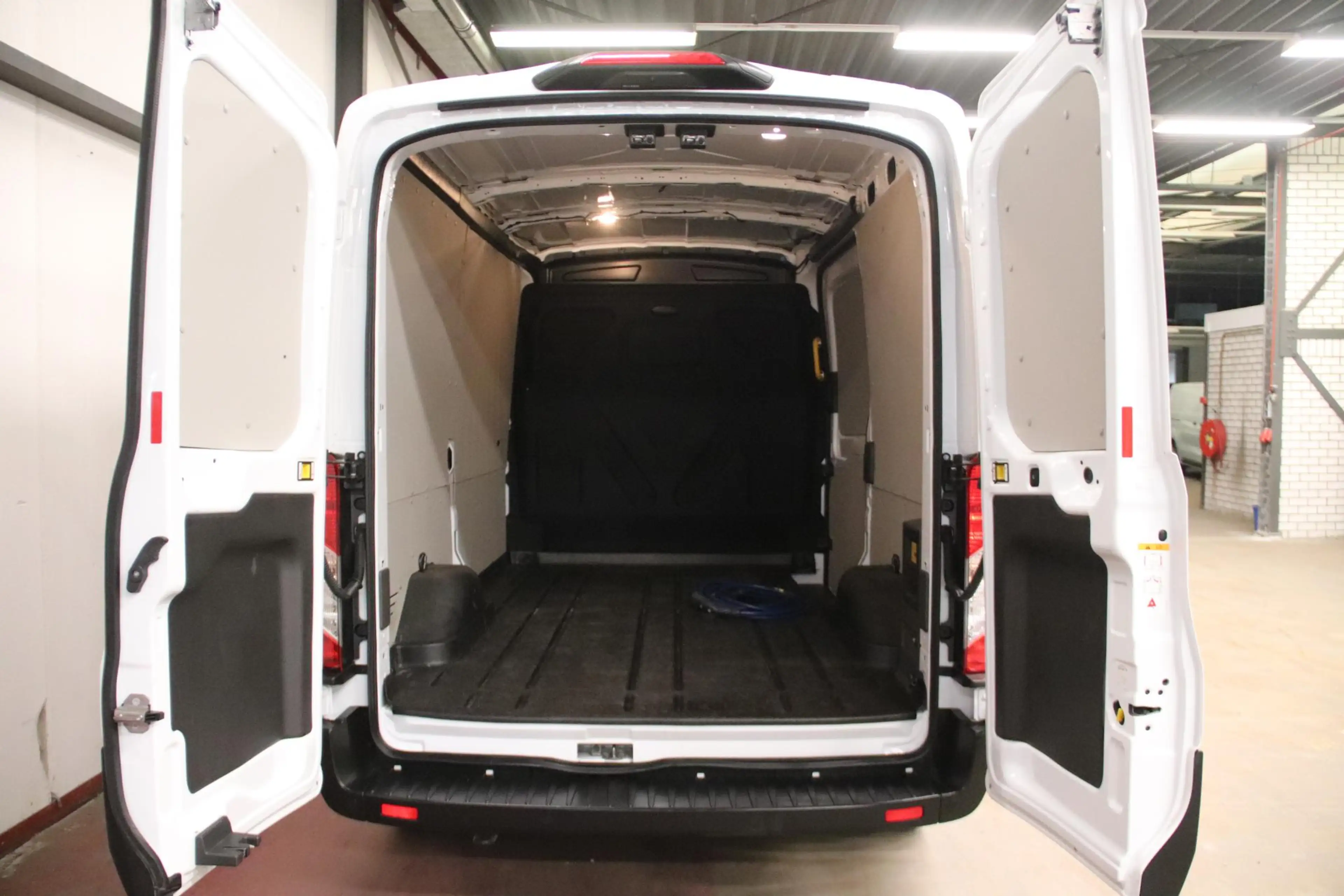 Ford E-Transit L2H2 Trend 68 kWh — photo 5