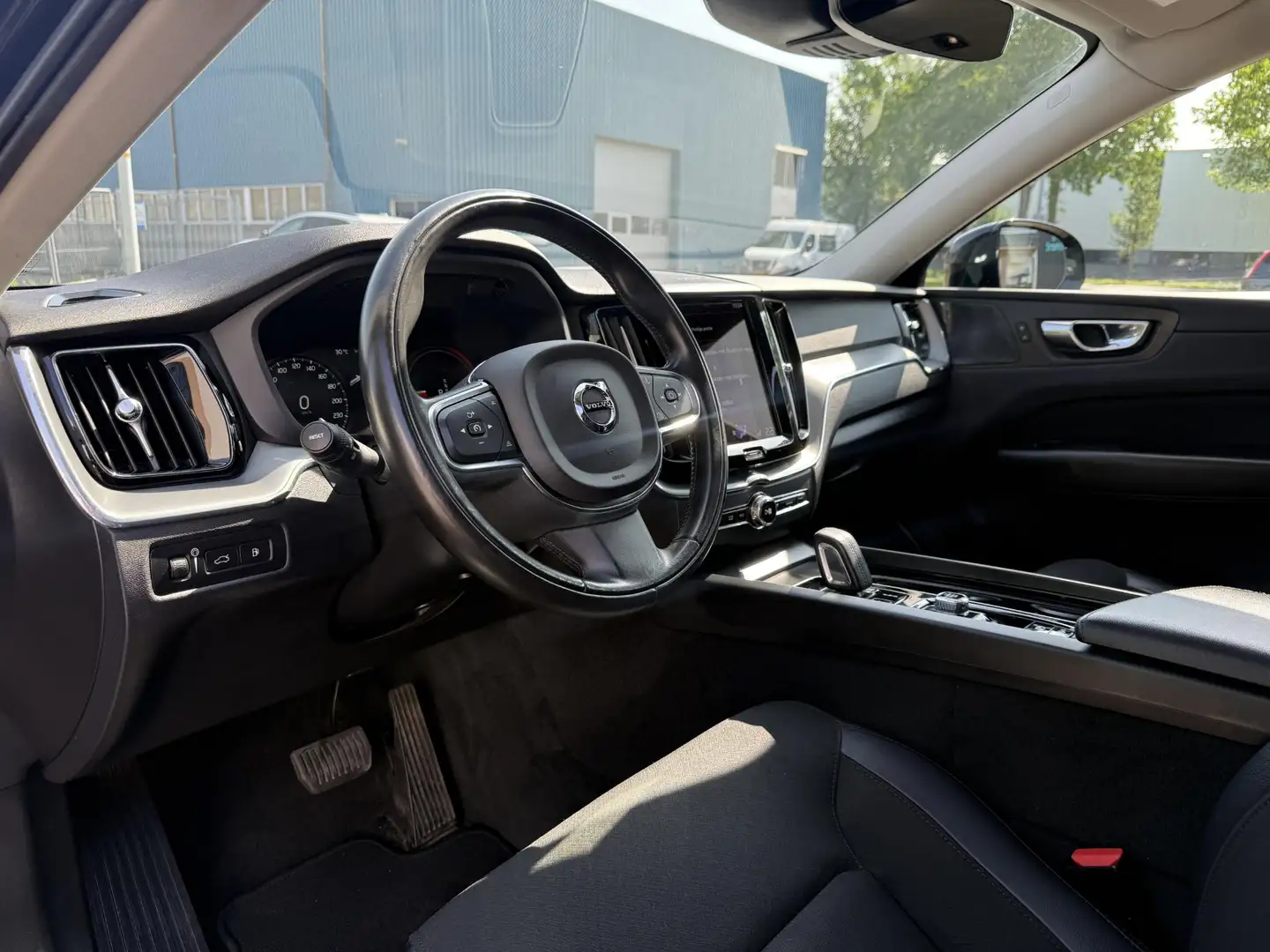 Volvo XC60 2.0 Recharge T6 AWD R-Design H&K l CarPlay l Pano Schwarz - 2