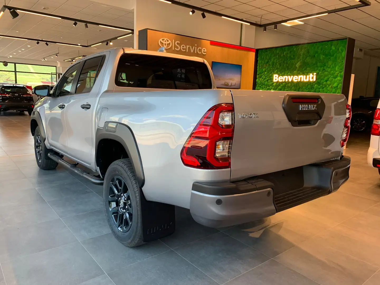 Toyota Hilux Hilux 2.4 d-4d double cab Invincible auto Argento - 2