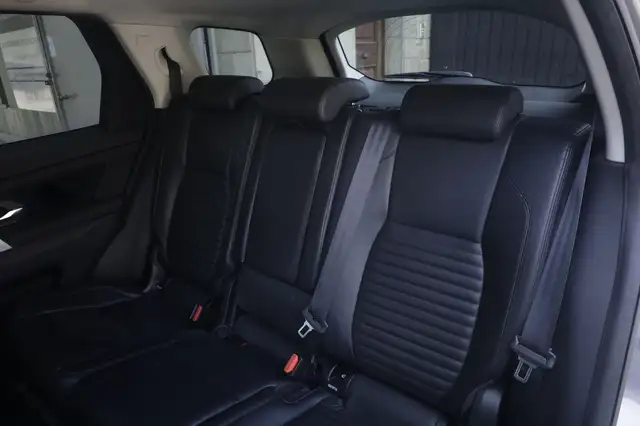 Land Rover Discovery Sport view 3