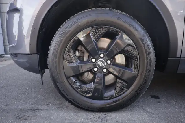 Land Rover Discovery Sport view 5